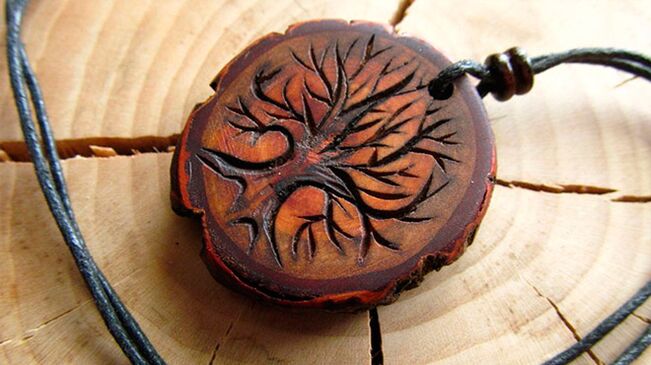 drewniany amulet na szczęście