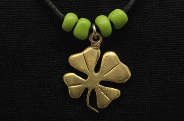 Czterolistna koniczyna to popularny amulet przynoszący szczęście. 