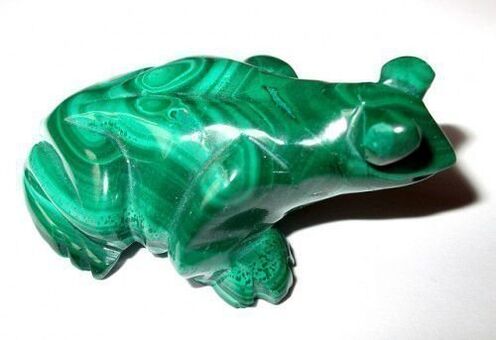 zielona malachitowa żaba w formie amuletu szczęścia